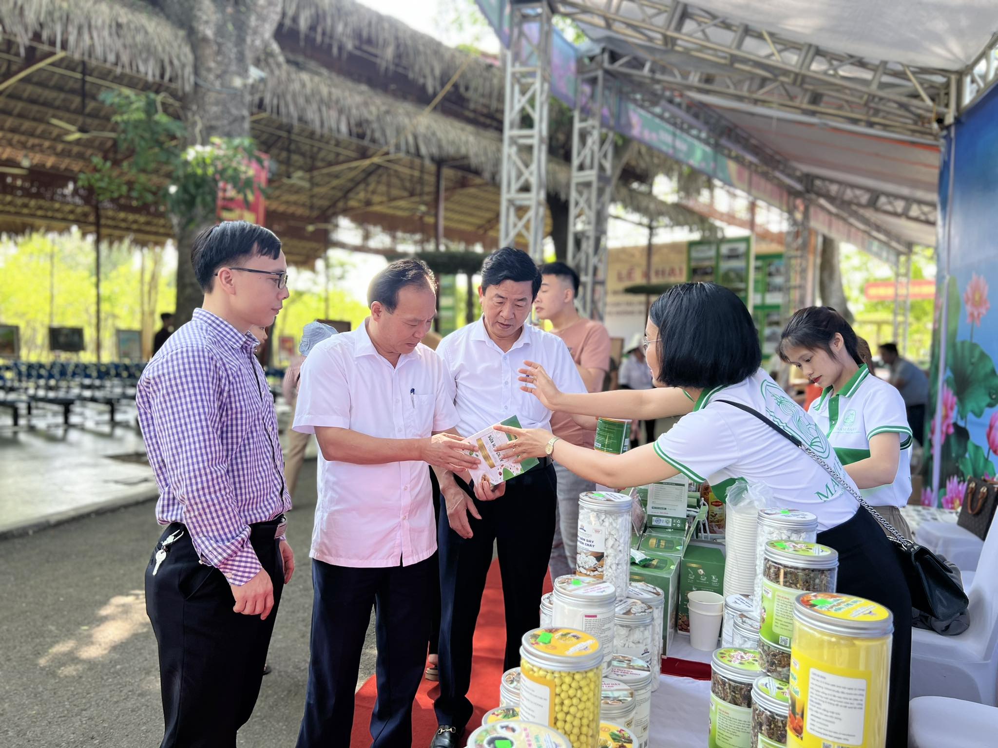 Nghệ An: 24 gian hàng sản phẩm đặc trưng, sản phẩm OCOP được trưng bày ở phố đi bộ Vinh và Kim Liên (Nam Đàn)